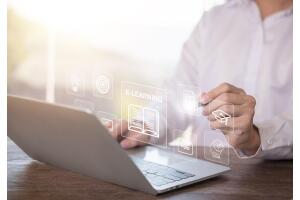 Pessoa usando notebook com ícones virtuais de e-learning e inteligência artificial, representando o uso da IA e do ChatGPT para estudar de forma prática e eficiente. 