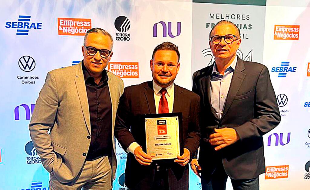 Imagem dos diretores da Prepara Curso recebendo o Prêmio PEGN Melhores Franquias do Brasil 2024.