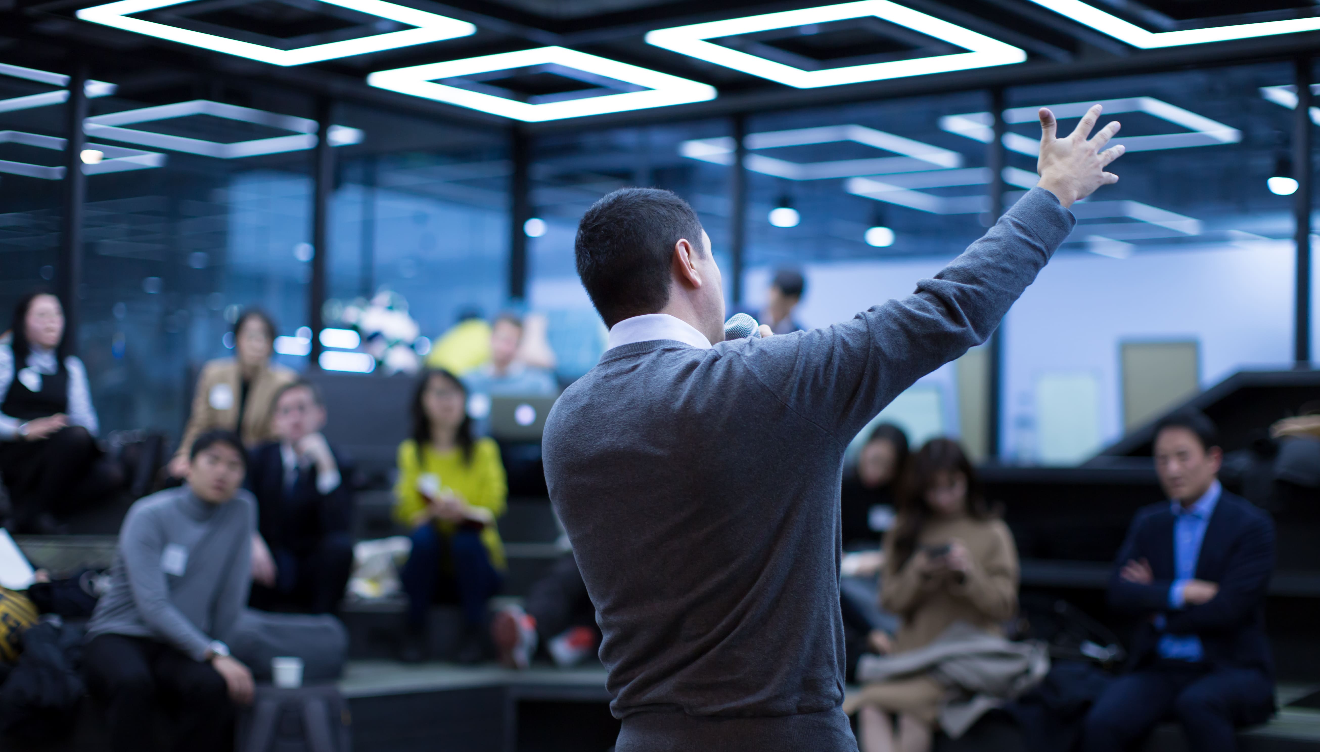homem-discursando-para-diversas-pessoas